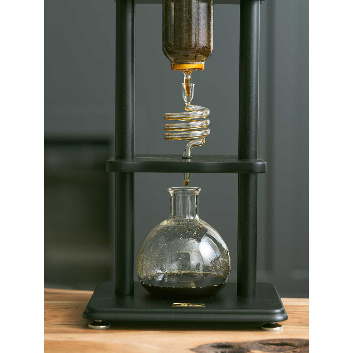 Yama Glass Cold Brew Tower – Black Straight Frame – 6–8 Cup (32 oz)